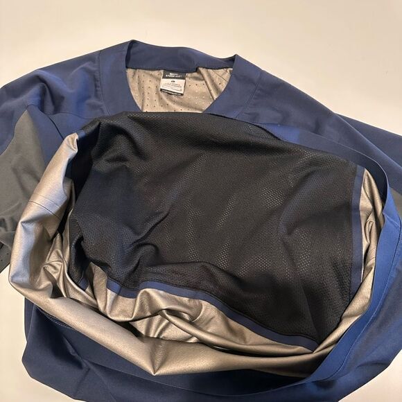Nike Storm Fit Baseball Shirt Vented, 2 zip pockets provide secure items. Size L - Picture 4 of 5